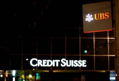 Logos de Credit Suisse y UBS en Basilea (Suiza).