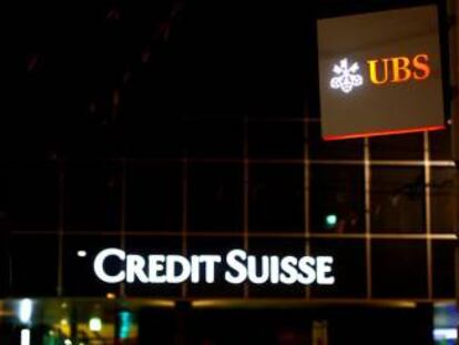 Logos de Credit Suisse y UBS en Basilea (Suiza).