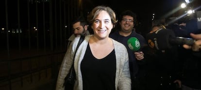 Colau llega a la sede electoral tras conocer los primeros sondeos.