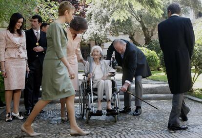 El Rey acciona la silla de ruedas de Ana María Matute en presencia de la Reina, el presidente del Gobierno y su mujer, la ministra de Cultura y el alcalde de Alcalá de Henares