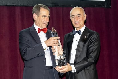 Rafael del Pino, presidente de Ferrovial, ha recibido de manos de Alan Solomont el premio al líder empresarial del año, que concede la Cámara de Comercio España-Estados Unidos, por “su visión y liderazgo al frente de la compañía y por su dilatada carrera”.