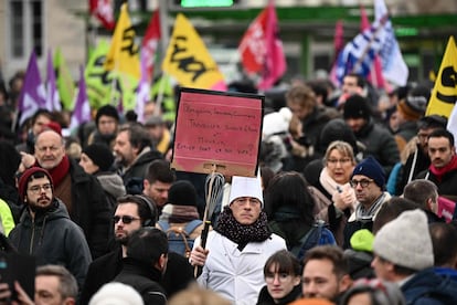 Un manifestante sostiene un cartel que dice 'trabajar hasta los 64 y la muerte es nuestra vida'. En la huelga contra el plan de pensiones de Macron, en Nantes, al oeste de Francia, este 19 de enero.