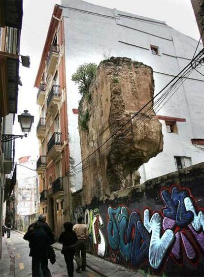 Restos de la muralla árabe, en una calle de Valencia.