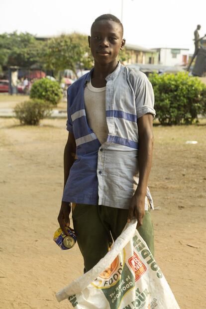 Kingsley, de 15 años, tiene al cargo a sus dos hermanas pequeñas. Son huérfanos y están en la calle desde que cerró el centro Destiny´s en 2015. Se dedica a buscar latas de refresco para vender.