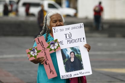 Irinea Buendía durante una protesta a las afueras del palacio municipal de Chimalhuacan, Estado de México. 