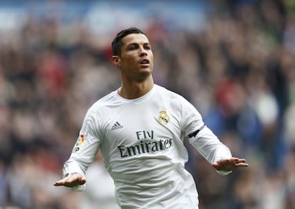 Cristiano comemora um gol no Santiago Bernabéu durante um jogo da Liga espanhola contra o Sporting, em 17 de janeiro de 2016.