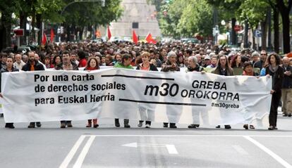 Cabecera de la manifestación contra la crisis y los recortes convocada en Bilbao por grupos sociales y secundada por ELA y LAB en apoyo a la huelga general.