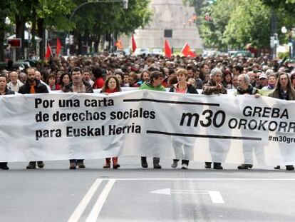 Cabecera de la manifestación contra la crisis y los recortes convocada en Bilbao por grupos sociales y secundada por ELA y LAB en apoyo a la huelga general.