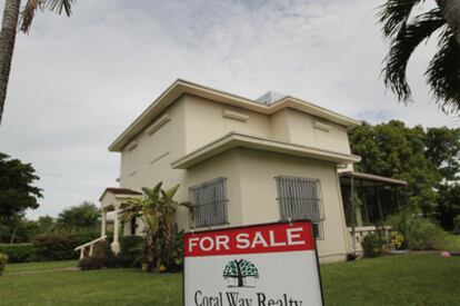 Un cartel de 'se vende' en una vivienda en Miami, EE UU, el mismo día en que se ha anunciado la caída de las ventas inmobiliarias de segunda mano.