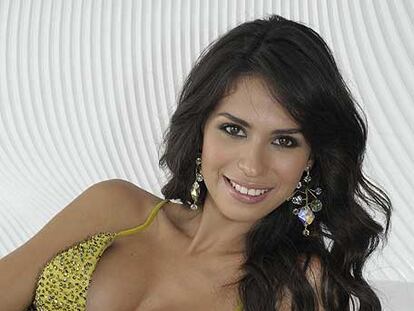 Laura Elena Zúñiga muestra su corona de Miss Sinaloa.