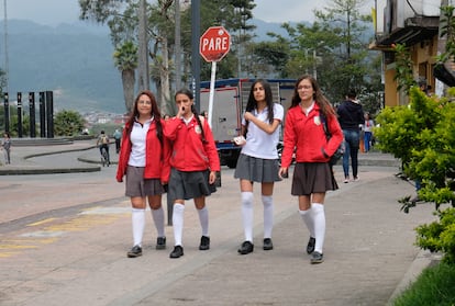 Estudiantes de bachillerato caminan por el centro de la ciudad de Manizales, en Colombia.