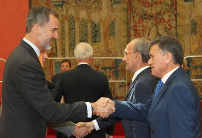 El presidente de la Diputaci&oacute;n de Segovia saluda al Rey en la presentaci&oacute;n del proyecto en mayo.