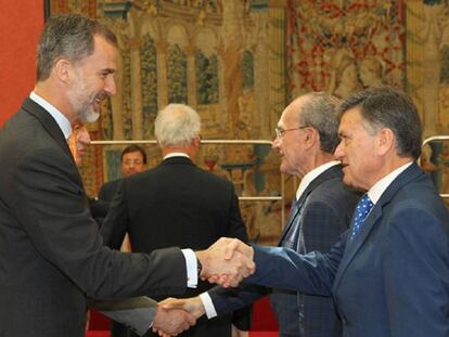 El presidente de la Diputación de Segovia saluda al Rey en la presentación del proyecto en mayo.