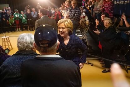 Clinton saluda a dos asistentes a su discurso.