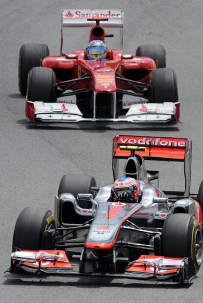 Fernando Alonso tras Jeson Button en el GP de Brasil.