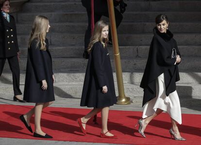 Doña Letizia se resguardó del frío con una capa y sus hijas con abrigos.