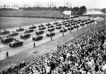 Congreso de Núremberg de 1937 en Núremberg, Alemania. Demostración de las fuerzas armadas nazis (Wehrmacht) en Campo Zeppelin con motivo de la reunión del partido.