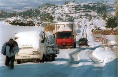 Varios vehículos permanecen atrapados en la carretera entre Pla de Santa Maria y Sarral (Valls).