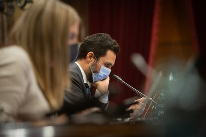 El presidente del Parlament, Roger Torrent, durante una sesión plenaria.