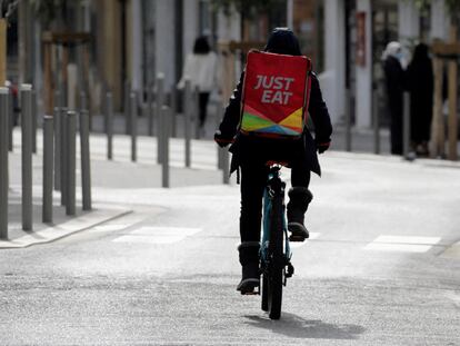 Un repartidor de Just Eat circula por las calles de Niza (Francia).