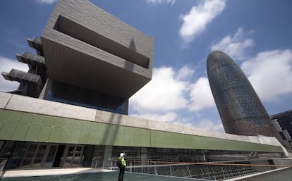 El nuevo DHUB, junto a la torre Agbar.