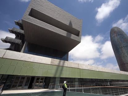 El nuevo DHUB, junto a la torre Agbar.