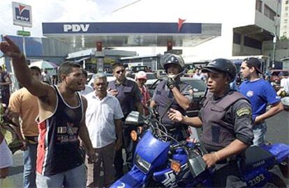 Un hombre discute con un polica en Caracas sobre la distribucin de gasolina.