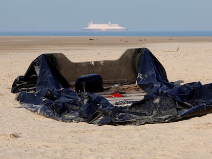 Una patera destruida en la playa de Gravelines, cerca de Calais (Francia), desde donde decenas de miles de migrantes salen para alcanzar el Reino Unido, el 14 de diciembre.