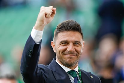 El ex jugador y capitán del Betis Joaquín, saluda a los aficionados béticos en el estadio municipal de Breslavia (Polonia) este miércoles.