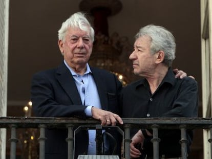 El actor Jos&eacute; Sacrist&aacute;n, a la derecha, junto al escritor Mario Vargas Llosa en un balc&oacute;n del Teatro Espa&ntilde;ol,donde se estrena &#039;El loco de los balcones&#039;. 