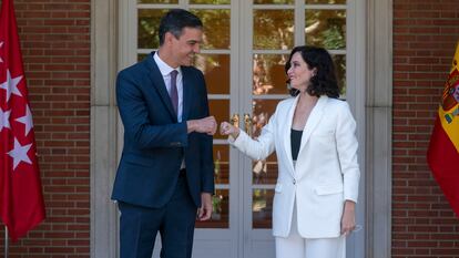 El presidente del Gobierno, Pedro Sánchez, recibe a la presidenta de la Comunidad de Madrid, Isabel Díaz Ayuso, en La Moncloa en septiembre de 2021.
