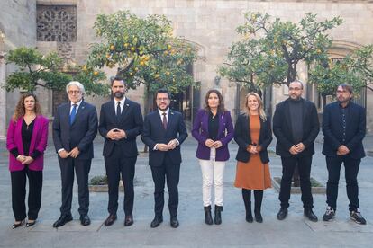 El 'president' Pere Aragonès (4i), junto varios consejeros de su Govern y los líderes de los principales agentes económicos de Cataluña.