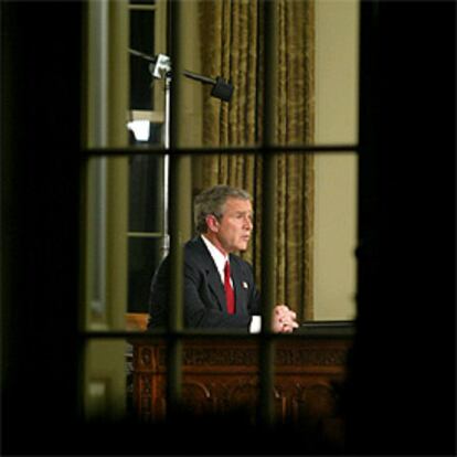 El presidente George Bush habla al pueblo estadounidense desde el Despacho Oval