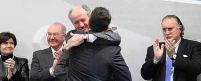 IÑIGO URKULLU, DE ESPALDA, ABRAZA A JUAN MARÍA ATUTXA EN PRESENCIA DE BELÉN GREAVES, JOSÉ ANTONIO ARDANZA E IÑAKI AZKUNA.