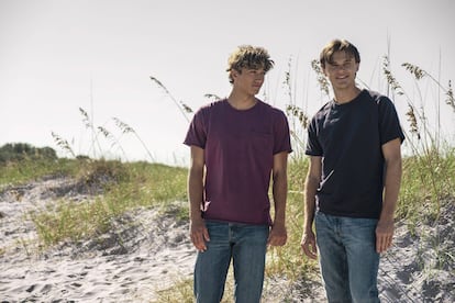 De izquierda a derecha, Gavin Casalegno, y Christopher Briney en un fotograma de la segunda temporada de 'El verano en que me enamoré'. 