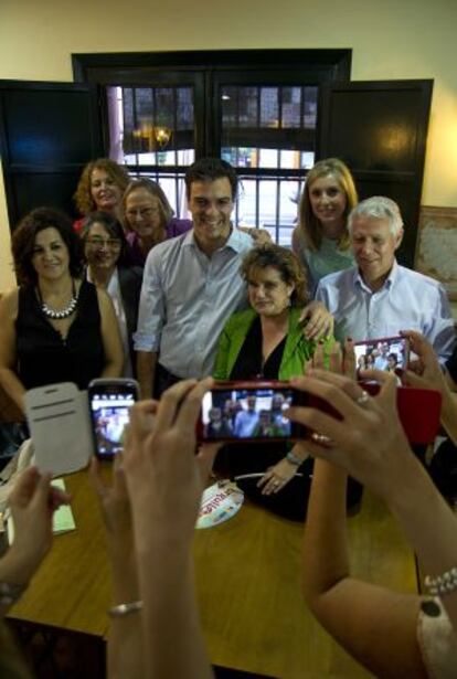 Pedro Sánchez Castejón posa con militantes socialistas en Sevilla.