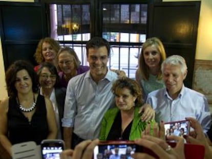 Pedro Sánchez Castejón posa con militantes socialistas en Sevilla.