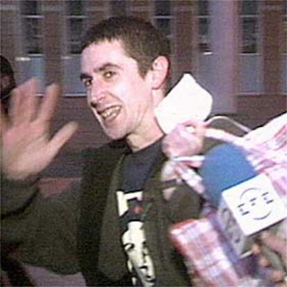 El abogado Txema Matanzas a su salida anoche de la prisión de Navalcarnero (Madrid).