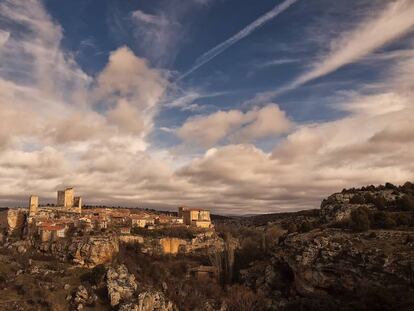 Panorámica de la localidad con la muralla que la rodea y la silueta del castillo.