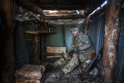 Un militar ucraniano descansa en una de las trincheras que hay cerca de las posiciones prorrusas, en Avdiivka (Ucrania).
