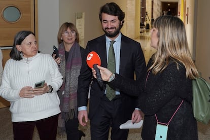  Juan García-Gallardo, rodeado de periodistas, tras entregar hoy su acta en el registro del Parlamento regional en Valladolid. 
