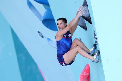 Brooke Raboutou, durante la semifinal de búlder y dificultad de los Juegos Olímpicos en París, donde acabó llevándose la plata el pasado agosto de 2024.