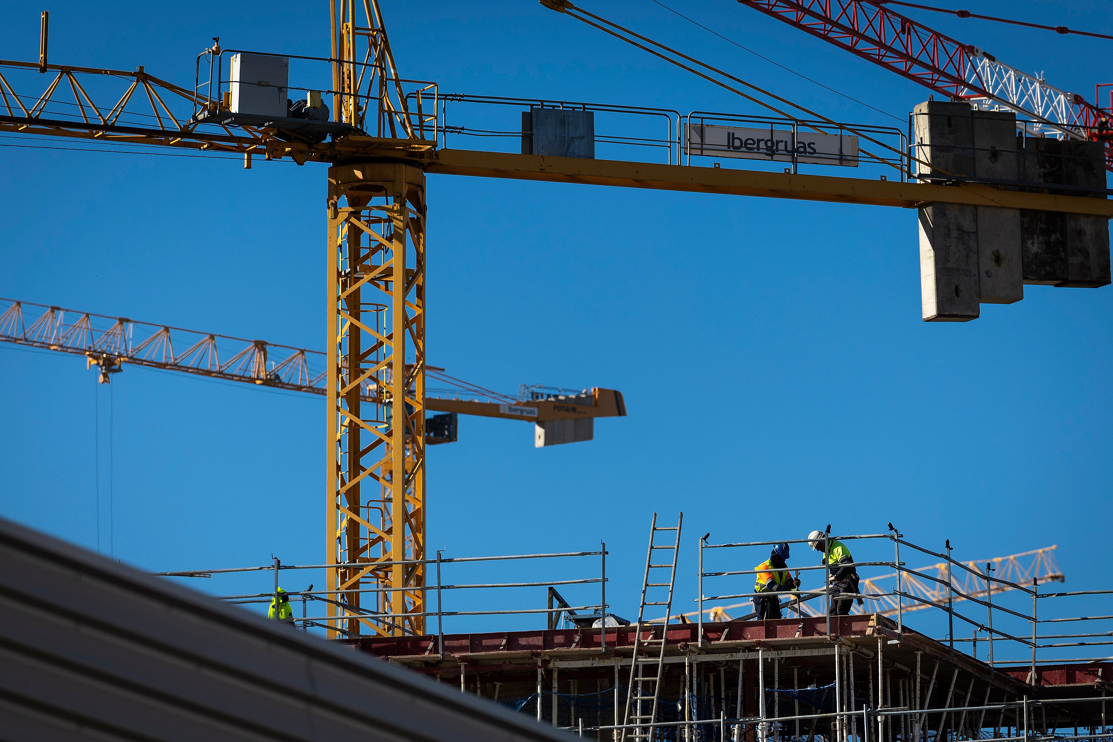 Grúas y construcción en el distrito de Fuencarral-El Pardo en Madrid.