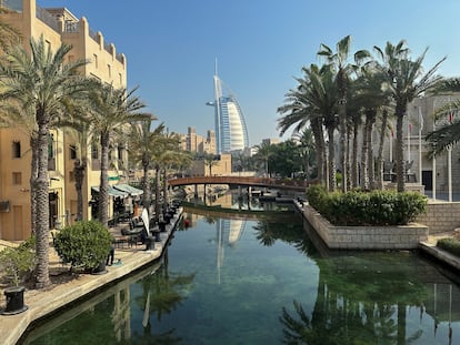 Vista del Burj Al Arab en la zona de Jumeirah en Dubai, Emiratos Árabes Unidos, 22 de junio de 2024.