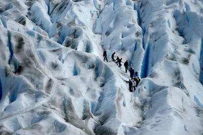 Turistas caminan sobre el glaciar Perito Moreno, cerca de El Calafate, Argentina, en 2021.