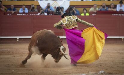 José Tomás, en un quite por chicuelinas al tercer toro de la tarde.