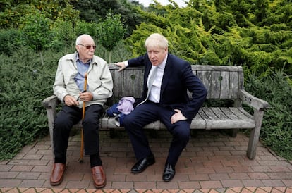 Boris Johnson, líder del Partido Conservador, habla con un anciano durante una visita al Jardín de la Real Sociedad de Horticultura en Wisley, en Surrey, Inglaterra.