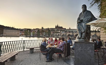 Estatua del compositor checo Bedrich Smetana y una terraza junto al río Moldava, en Praga.