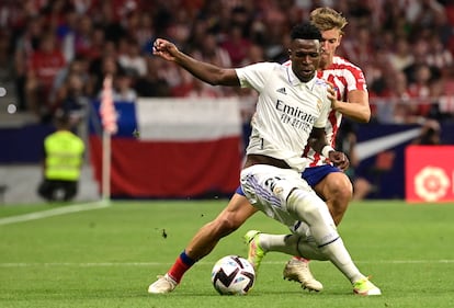 Vinicius controla la pelota ante Marcos Llorente. 