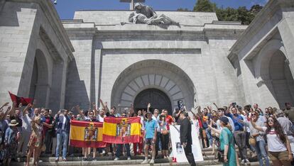 Protestas en el Valle de los Caídos contra los planes del Gobierno de exhumar los restos de Francisco Franco.